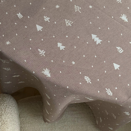 Christmas Carol Natur – Rund damaskvevd juleduk Ø 200 cm mønster