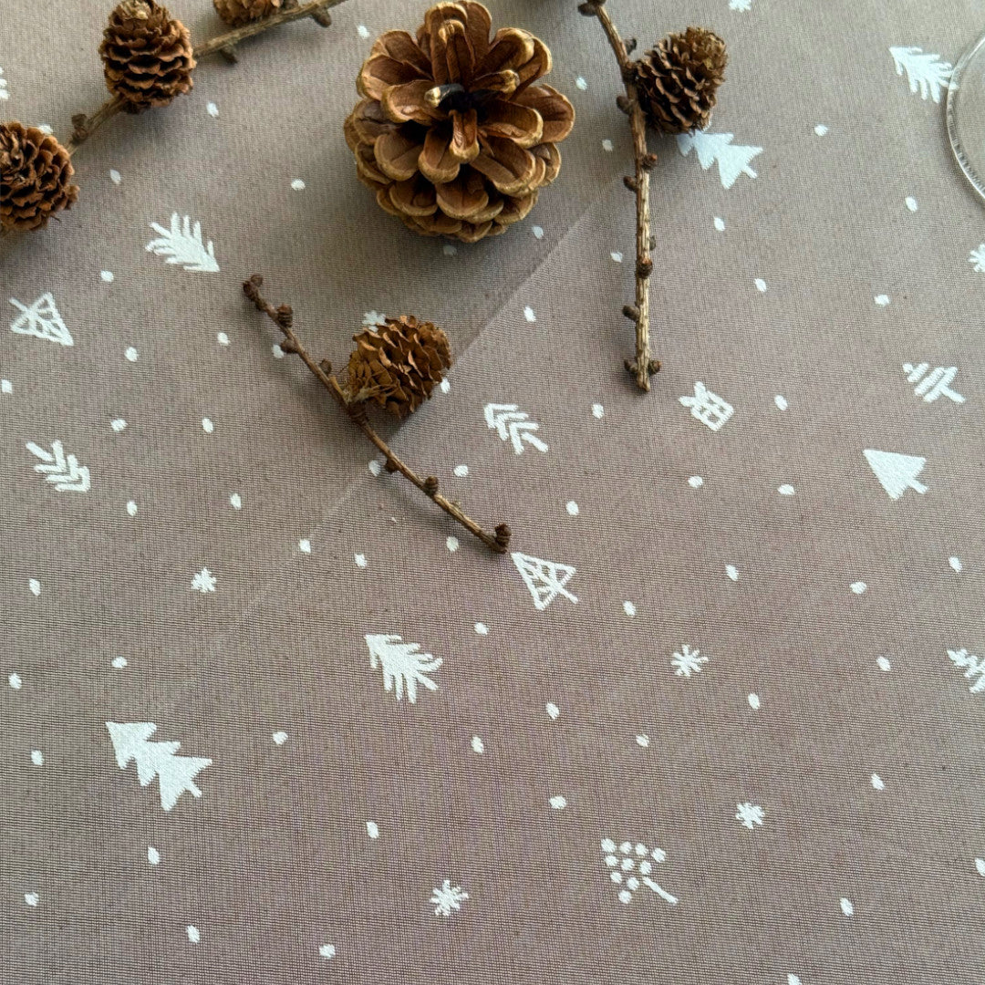 Christmas Carol Natur – Rund damaskvevd juleduk Ø 160 cm miljø