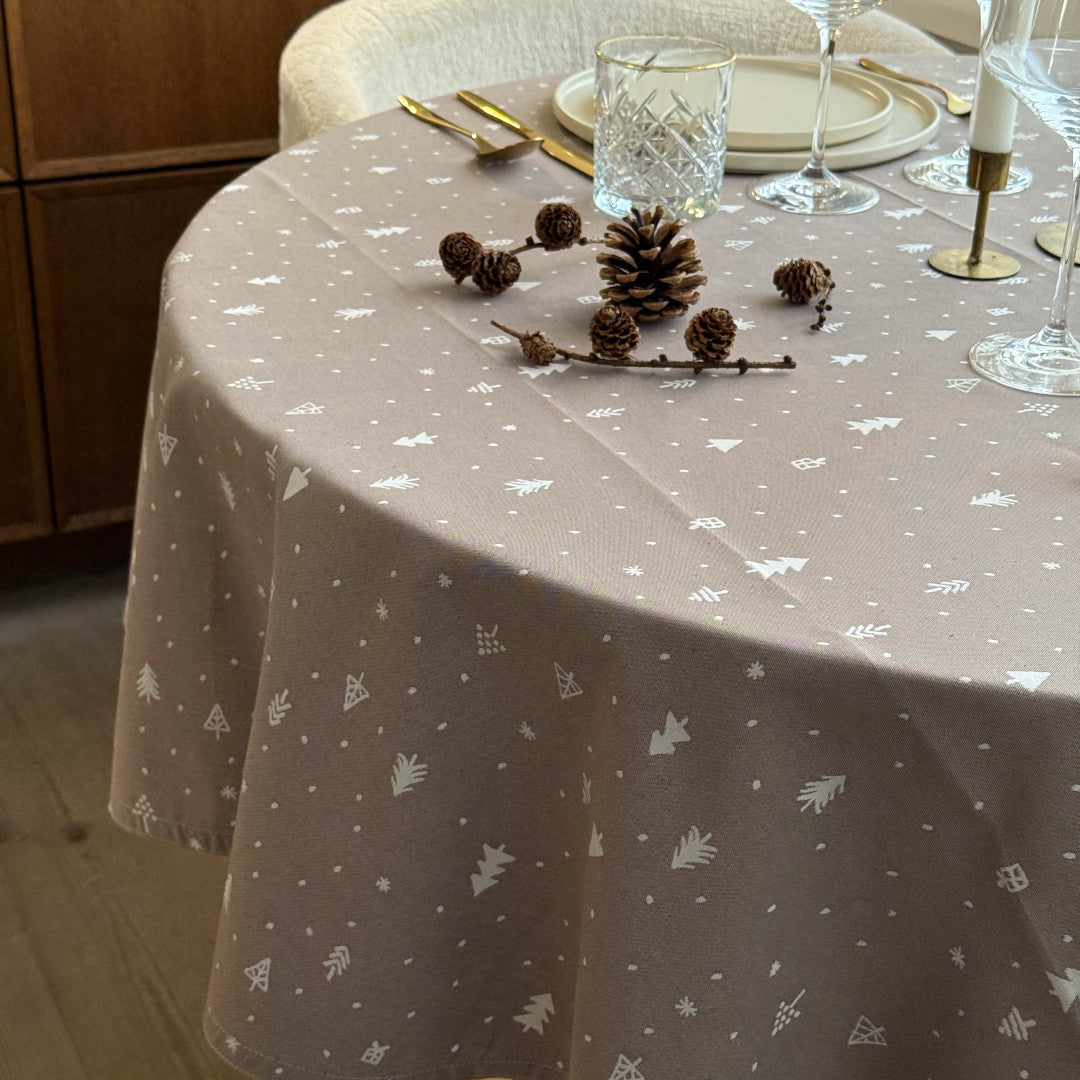 Christmas Carol Natur – Rund damaskvevd juleduk Ø 200 cm