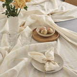 Compliments Linduk Brise, Gul – 200 x 200 cm, på bord