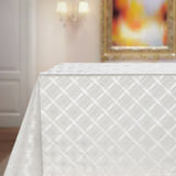 Damask Fliser hvit – voksduk med klassisk preget damask‑mønster