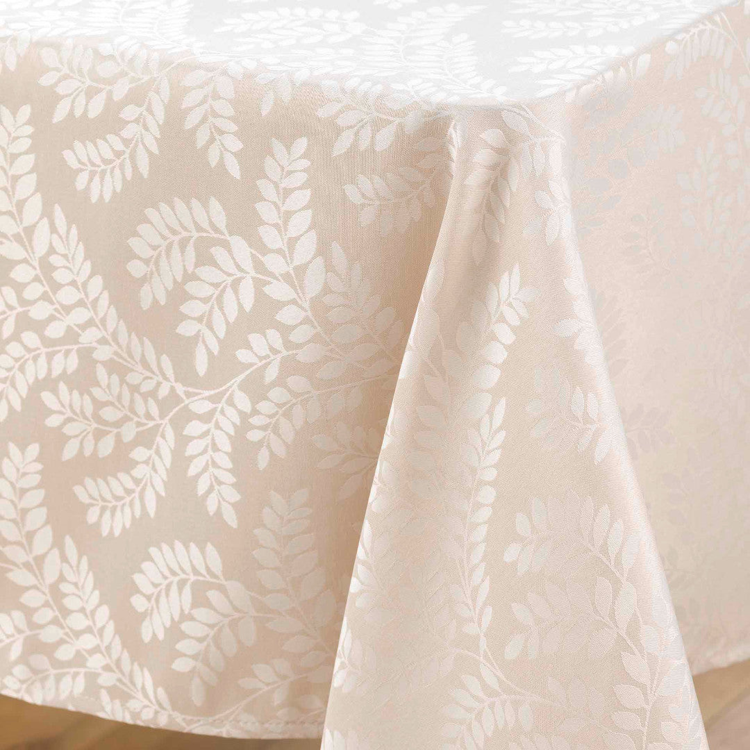 Doriane Natur – Damaskduk med vevd bladmønster – 140 x 240 cm, hjørne