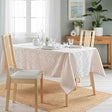 Doriane Natur – Damaskduk med vevd bladmønster – 140 x 240 cm, miljø