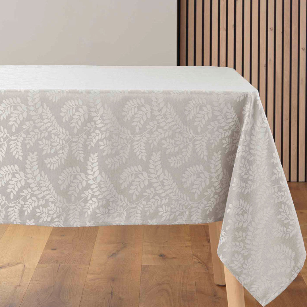 Doriane Taupe – Damaskduk med vevd bladmønster – 140 x 240 cm, bord