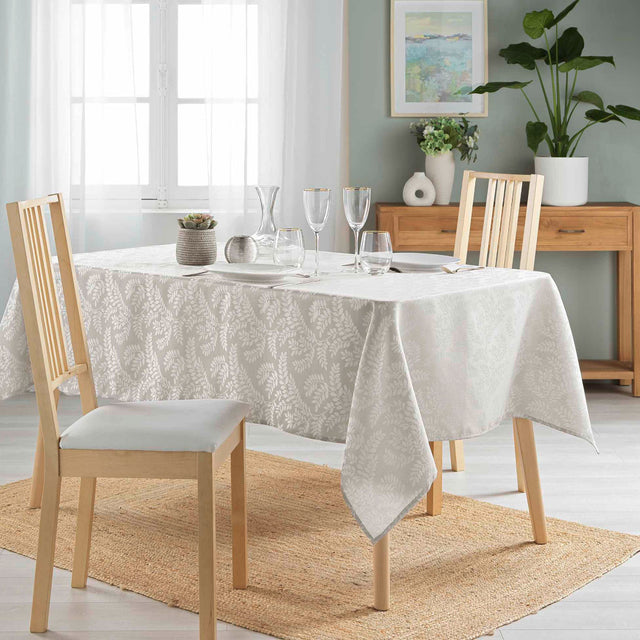 Doriane Taupe – Damaskduk med vevd bladmønster – 140 x 240 cm, miljø