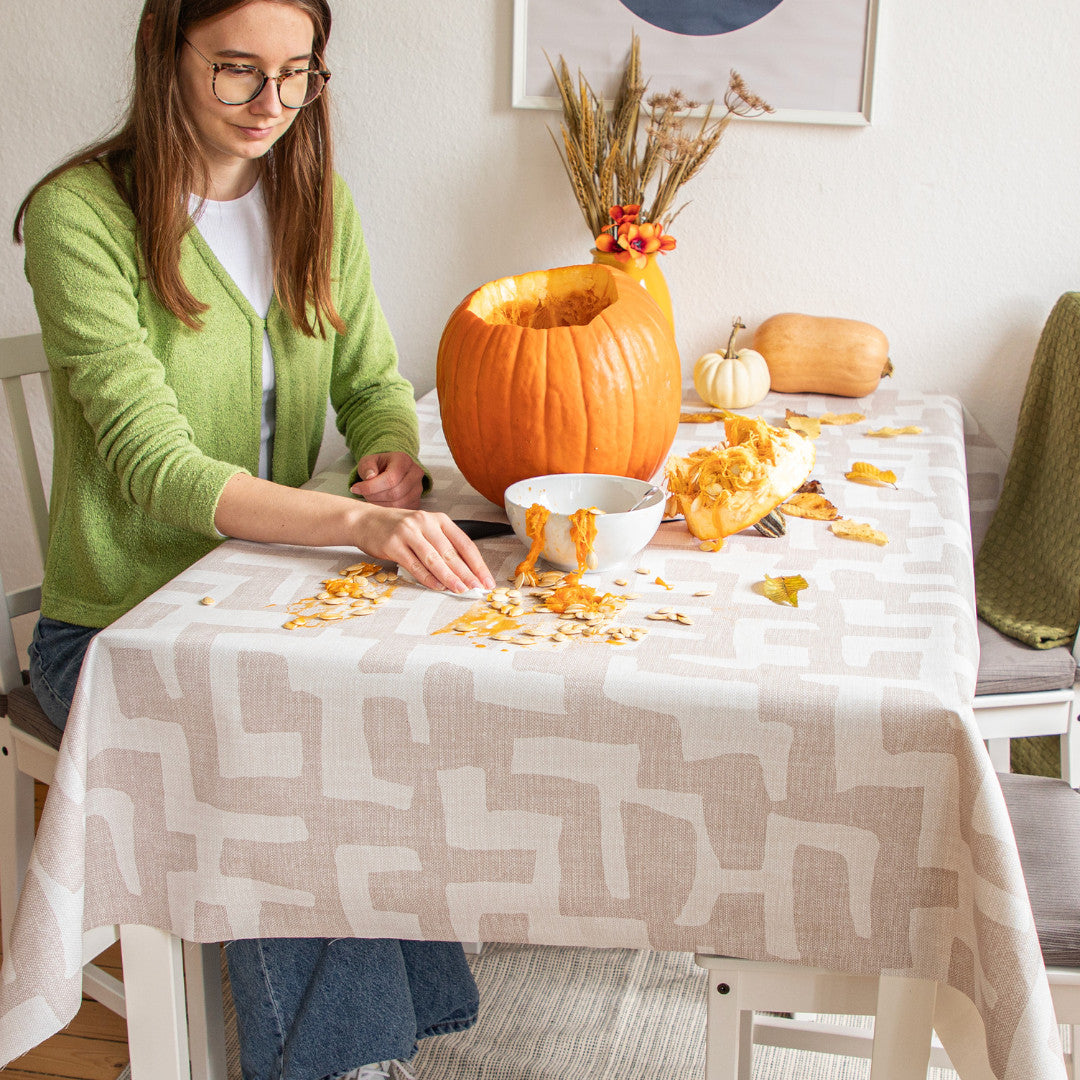 Ellada – Ekstra kraftig beige voksduk med grafisk mønster, tørkesituasjon miljø