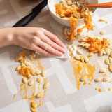 Ellada – Ekstra kraftig beige voksduk med grafisk mønster, nærbilde