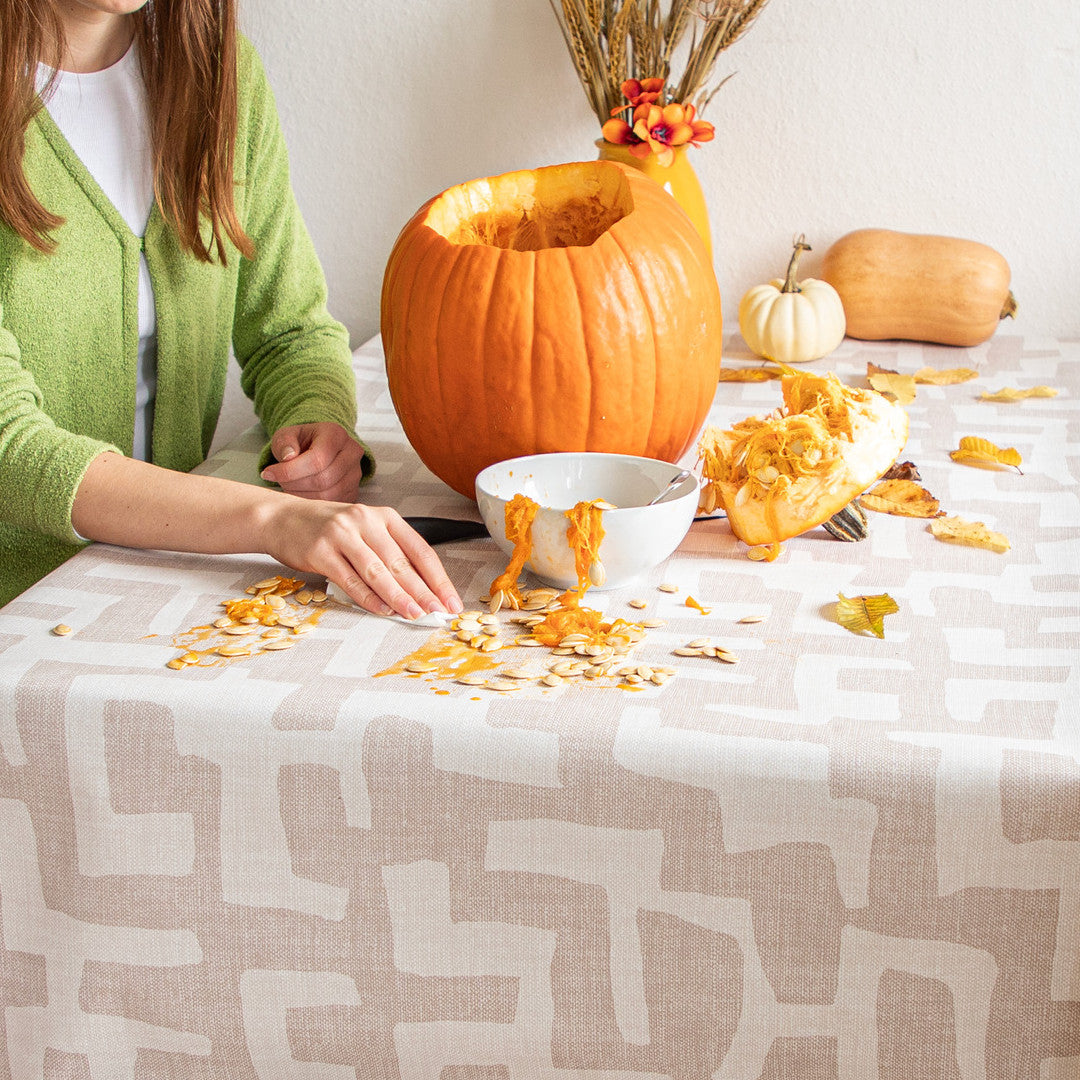 Ellada – Ekstra kraftig beige voksduk med grafisk mønster, tørkesituasjon miljø