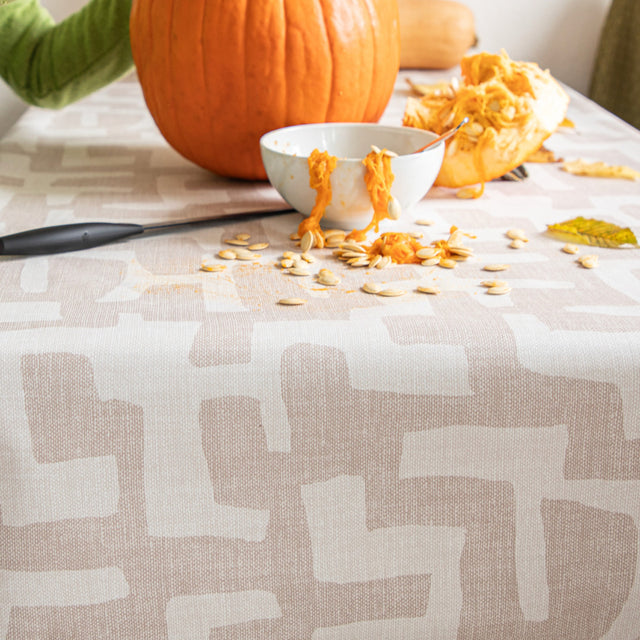 Ellada – Ekstra kraftig beige voksduk med grafisk mønster