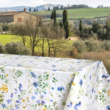 Engblomst Blå – Voksduk med fine ville blomster, miljø