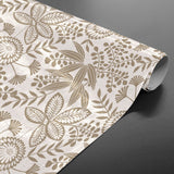 Fleuria Beige – Voksduk med botanisk mønster i varm beige, opprullet