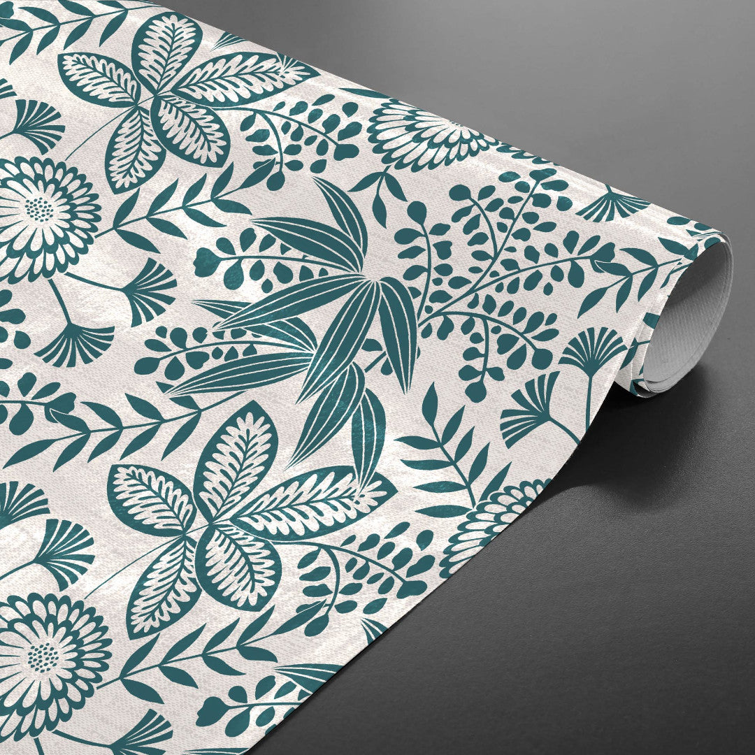 Fleuria Emerald Green – Voksduk med botanisk mønster i støvet blågrønn, opprullet