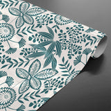 Fleuria Emerald Green – Voksduk med botanisk mønster i støvet blågrønn, opprullet