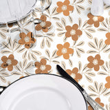 Flory Ochre – Voksduk med blomster i varme okratoner, nærbilde