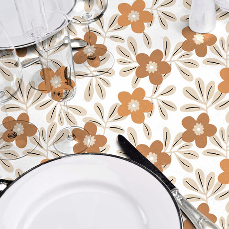 Flory Ochre – Voksduk med blomster i varme okratoner, nærbilde