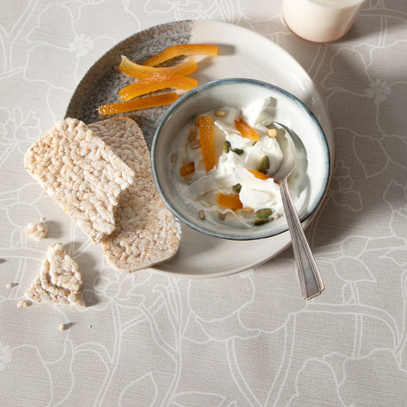 Flower Jam Earl Grey – Captain Cook voksduk med diskret blomsterprint, nærbilde