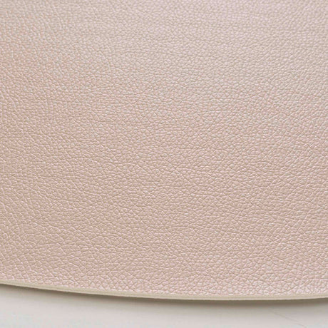 Galita Cream – Spisebrikke i imitert skinn 37 x 45 cm, vendbar, nærbilde