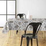 Gloriette – Voksduk med blomster i varme grå og sandfarger, miljø