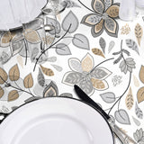 Gloriette – Voksduk med blomster i varme grå og sandfarger, nærbilde