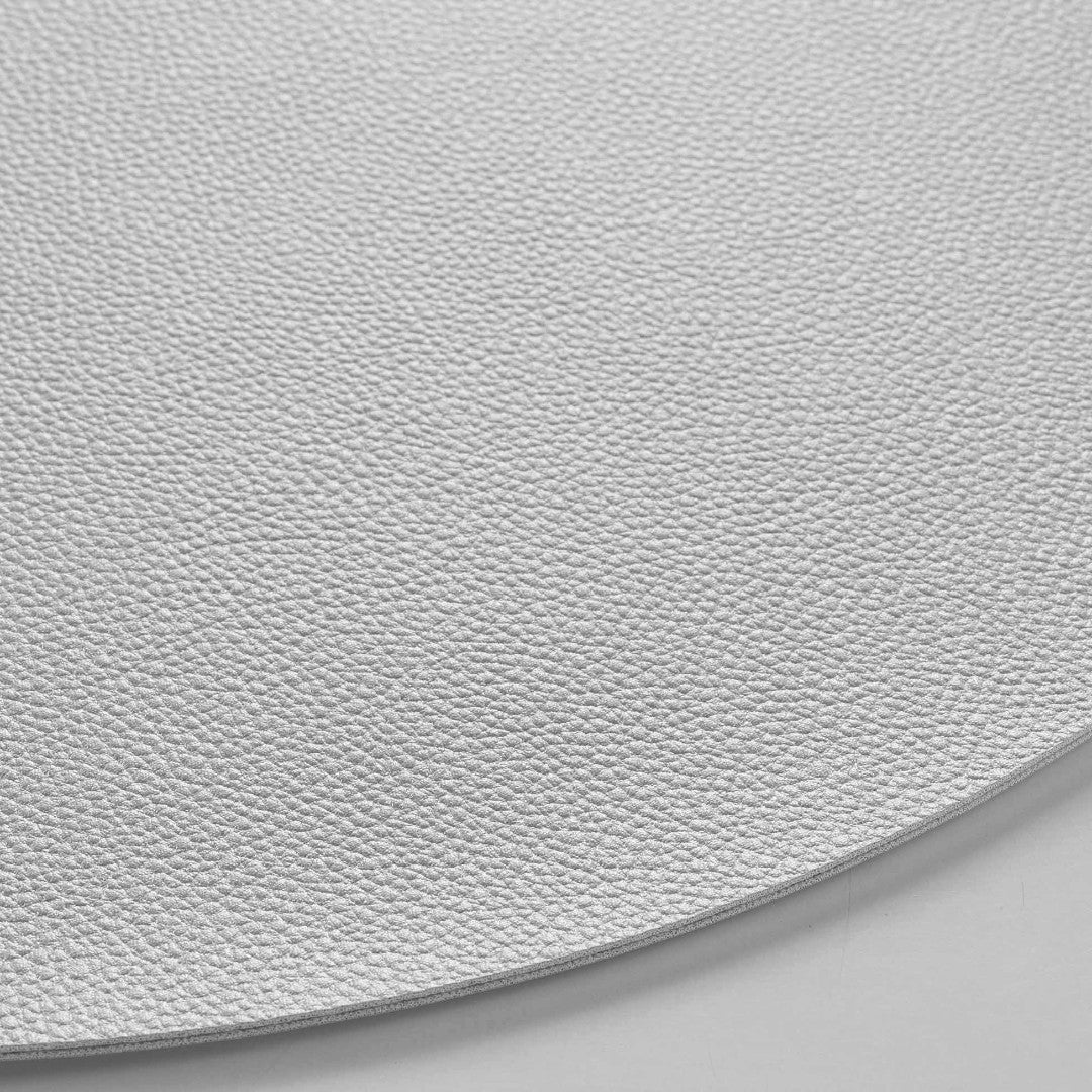 Granis Silver – Rund spisebrikke i imitert skinn Ø 38 cm, vendbar, nærbilde