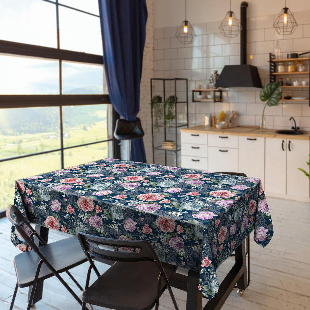 Heritage Rose Blå – Pregede voksduk med blomster miljø