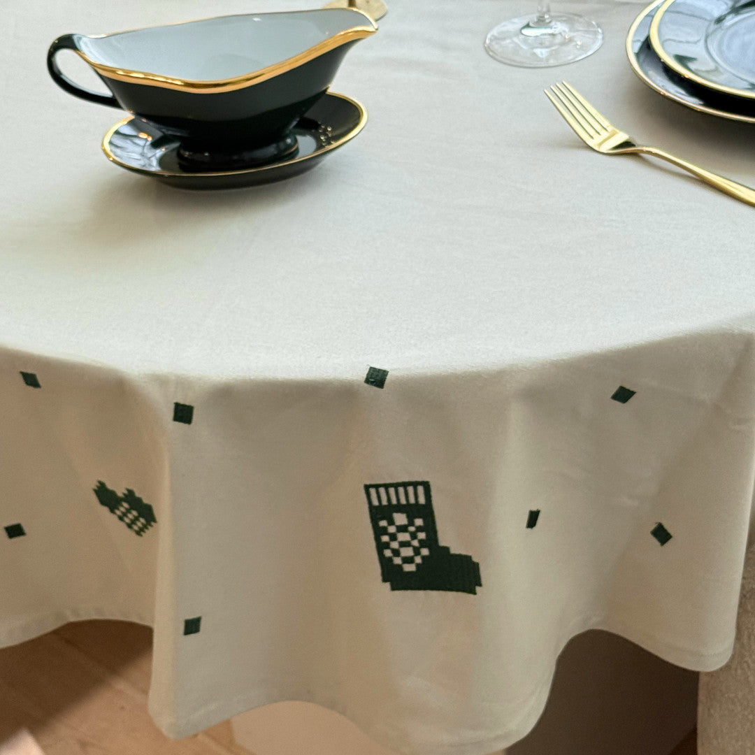 Julia Grøn - Brodert juleduk/juletrærteppe Ø 140 cm, nærbilde