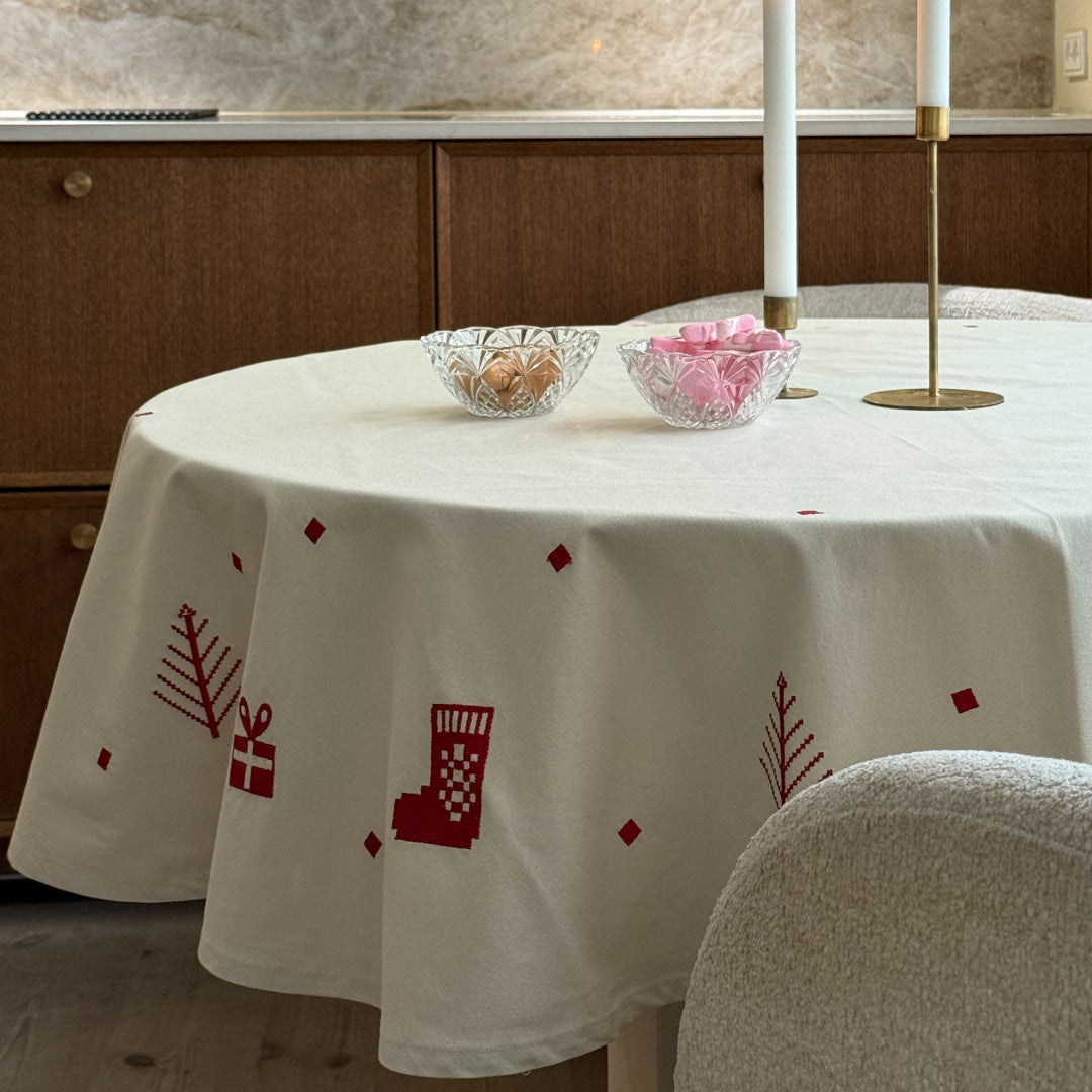 Julia Rød - Brodert juleduk/juletrærteppe Ø 140 cm, miljø 1