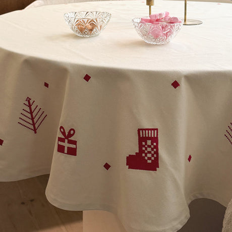 Julia Rød - Brodert juleduk/juletrærteppe Ø 140 cm, nærbilde