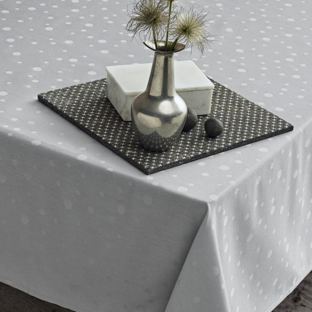 Juna Dot Light Grey Damaskduk med Prikker – 140 x 320 cm