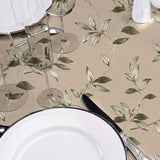 Liane Golden Vine – Voksduk med bladranker i grønne og gyldne nyanser, nærbilde