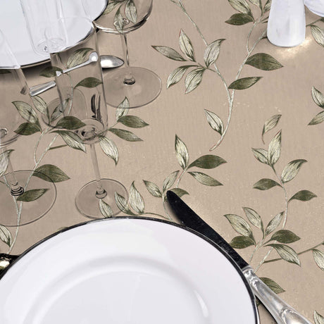 Liane Golden Vine – Voksduk med bladranker i grønne og gyldne nyanser, nærbilde