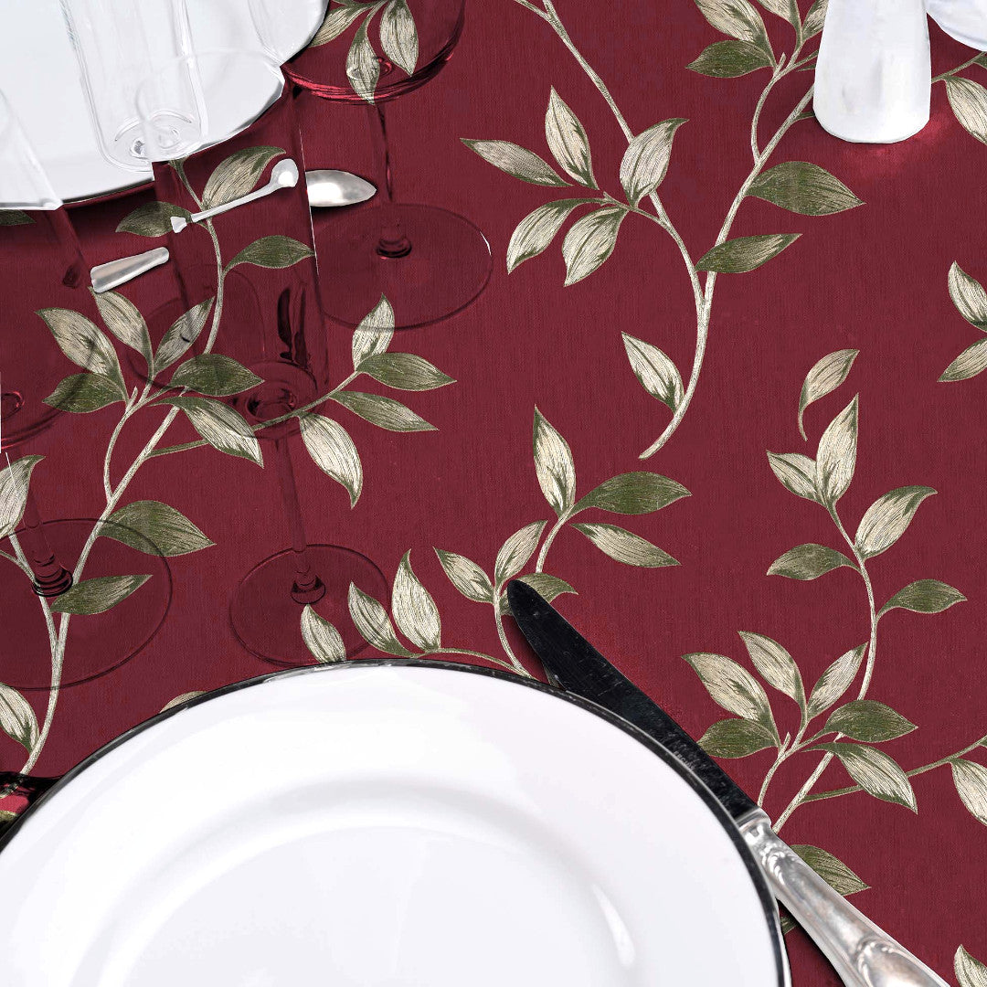 Liane Rouge – Voksduk i burgunder med gyldne bladranker, nærbilde bord