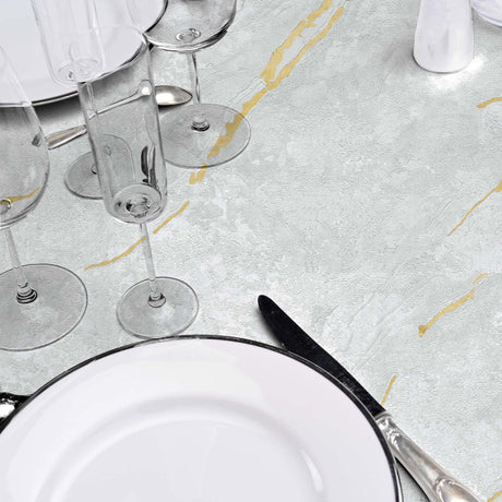 Lustral Metallic – Elegant voksduk med marmorstruktur og gullårer, nærbilde