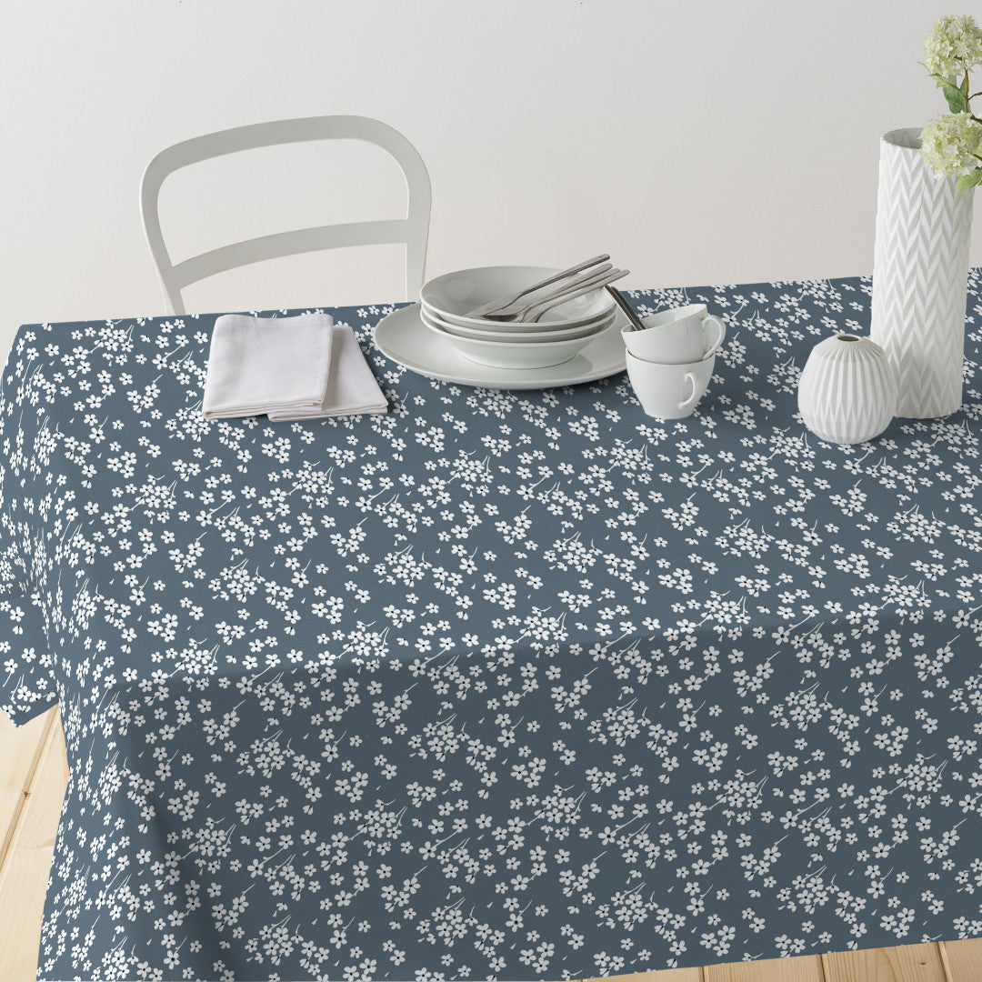 Milflores Støvblå – Akrylduk med små blomster bord