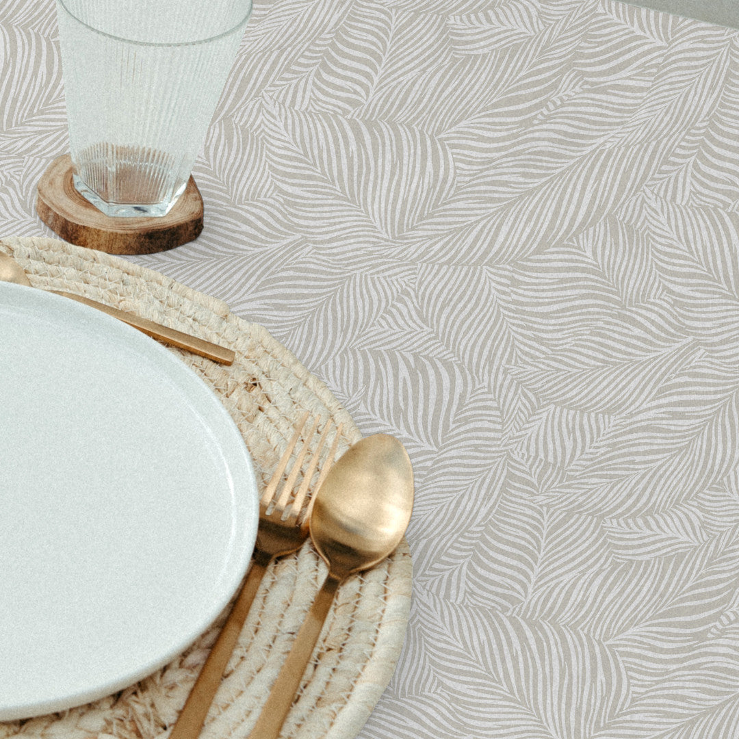 Nanda Beige – Akrylduk med myke palmeblader nærbilde