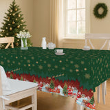 Nisseby – Grønn julevoksduk med julenisse og snødekt landskap