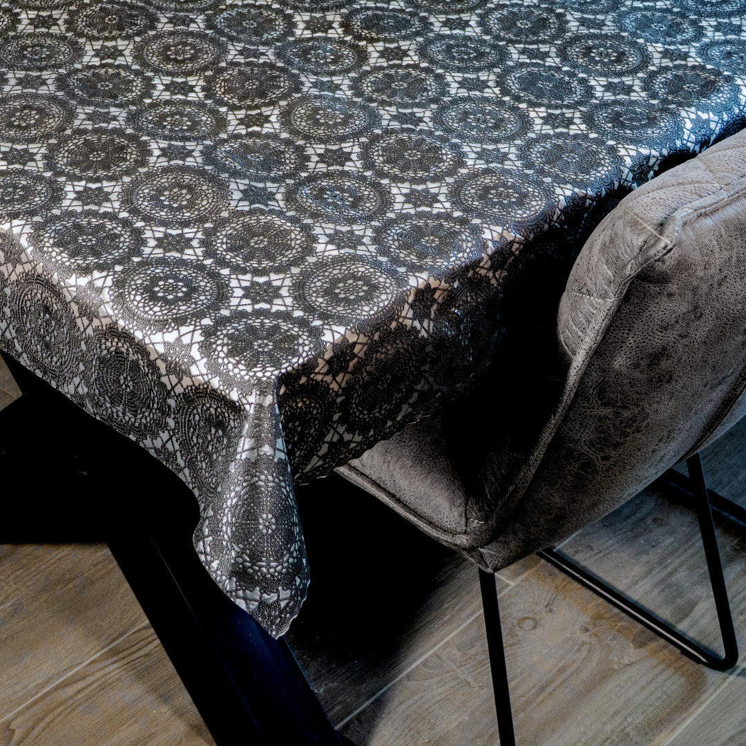 Noir Chantilly – Svart blondevoksduk med grafisk rosettmønster, hjørne