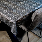 Noir Chantilly – Svart blondevoksduk med grafisk rosettmønster, hjørne