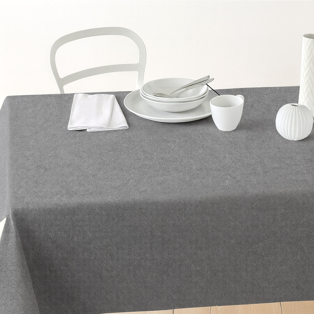 Nordfavn Dean Stengrå – Ensfarget akrylduk i linlook, på bord