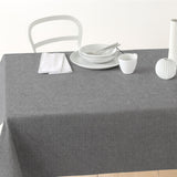 Nordfavn Dean Stengrå – Ensfarget akrylduk i linlook, på bord