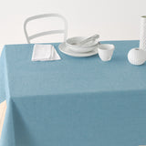 Nordfavn Dean Støvet Blå – Ensfarget akrylduk i linlook, på bord