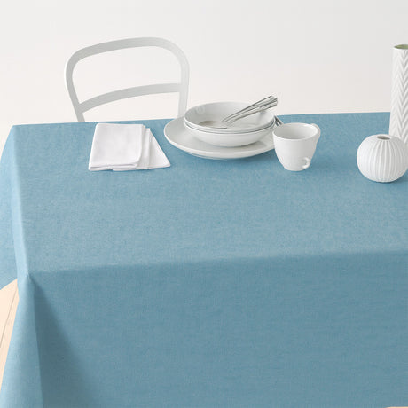 Nordfavn Dean Støvet Blå – Ensfarget akrylduk i linlook, på bord