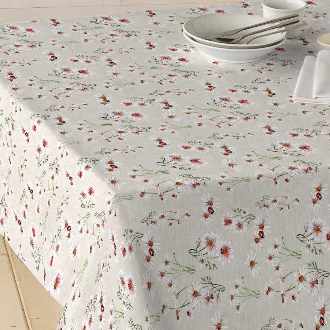 Nordfavn Fortuna – Akrylduk med prestekrager og marihøner, bord