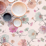 Nordfavn Gerbera Beige – Voksduk med blomster i lintrykk, mønster