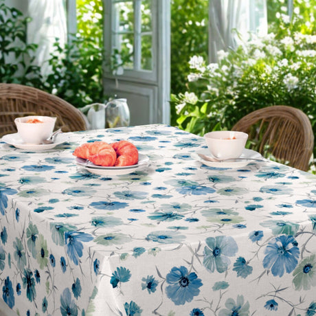 Nordfavn Gerbera Blå – Voksduk med blomsterprint i blå nyanser, hagestuemiljø