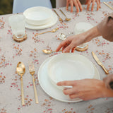 Nordfavn Kassia – Akrylduk med blomster på lys naturfarget bunn, bord