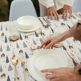 Nordfavn Pine – Juleakrylduk med juletrær og sleder, borddekking