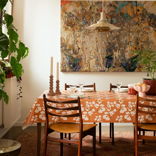 Orkide Chai Latte – Lola voksduk med blomsterprint, miljø