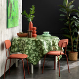 Orkide Dusty Olive – Lola voksduk med blomsterprint, miljø