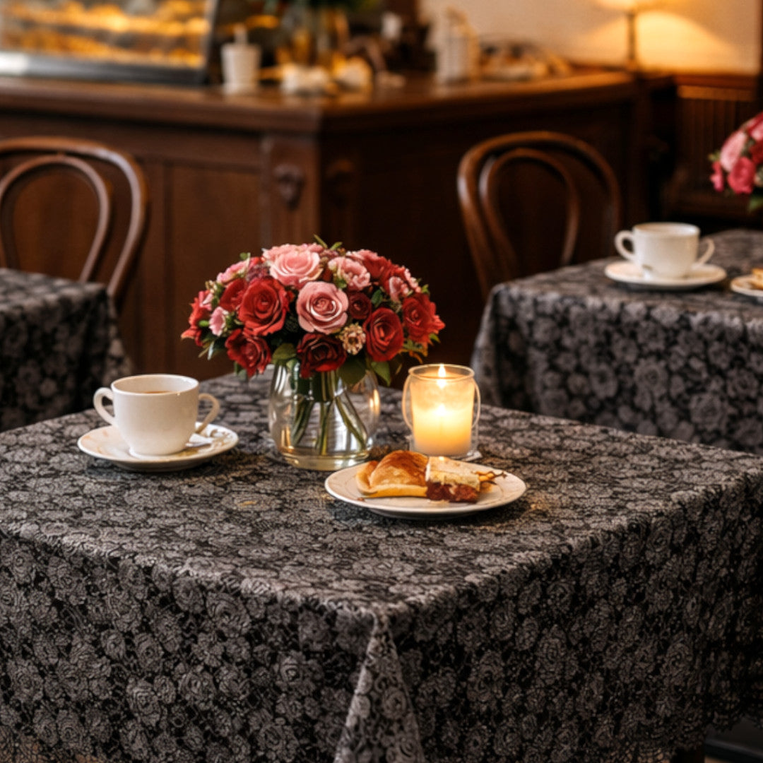 Petite Rose Svart – Blondevoksduk med små roser, kafémiljø